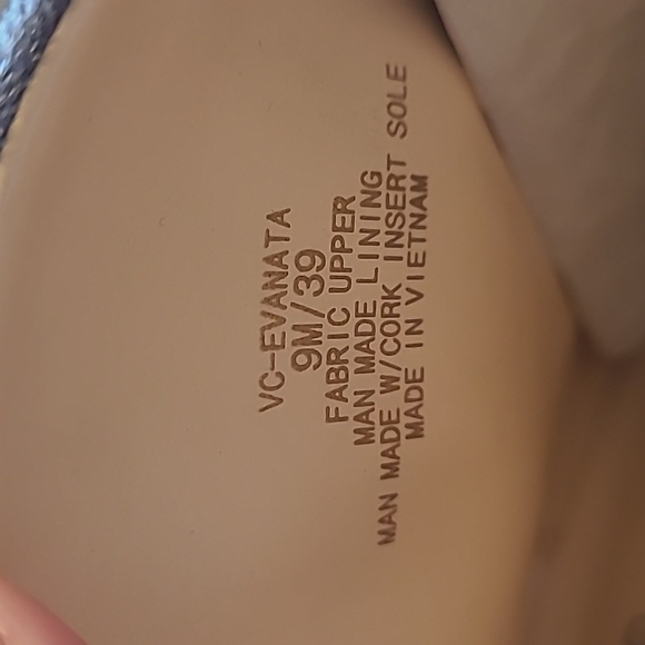 Vince Camuto crushed velvet heeled booties. Size 9 - Picture 5 of 8